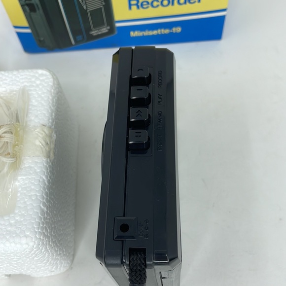 New Vintage Compact Cassette Recorder Portable Audio Tape Player with earbuds - Picture 13 of 13